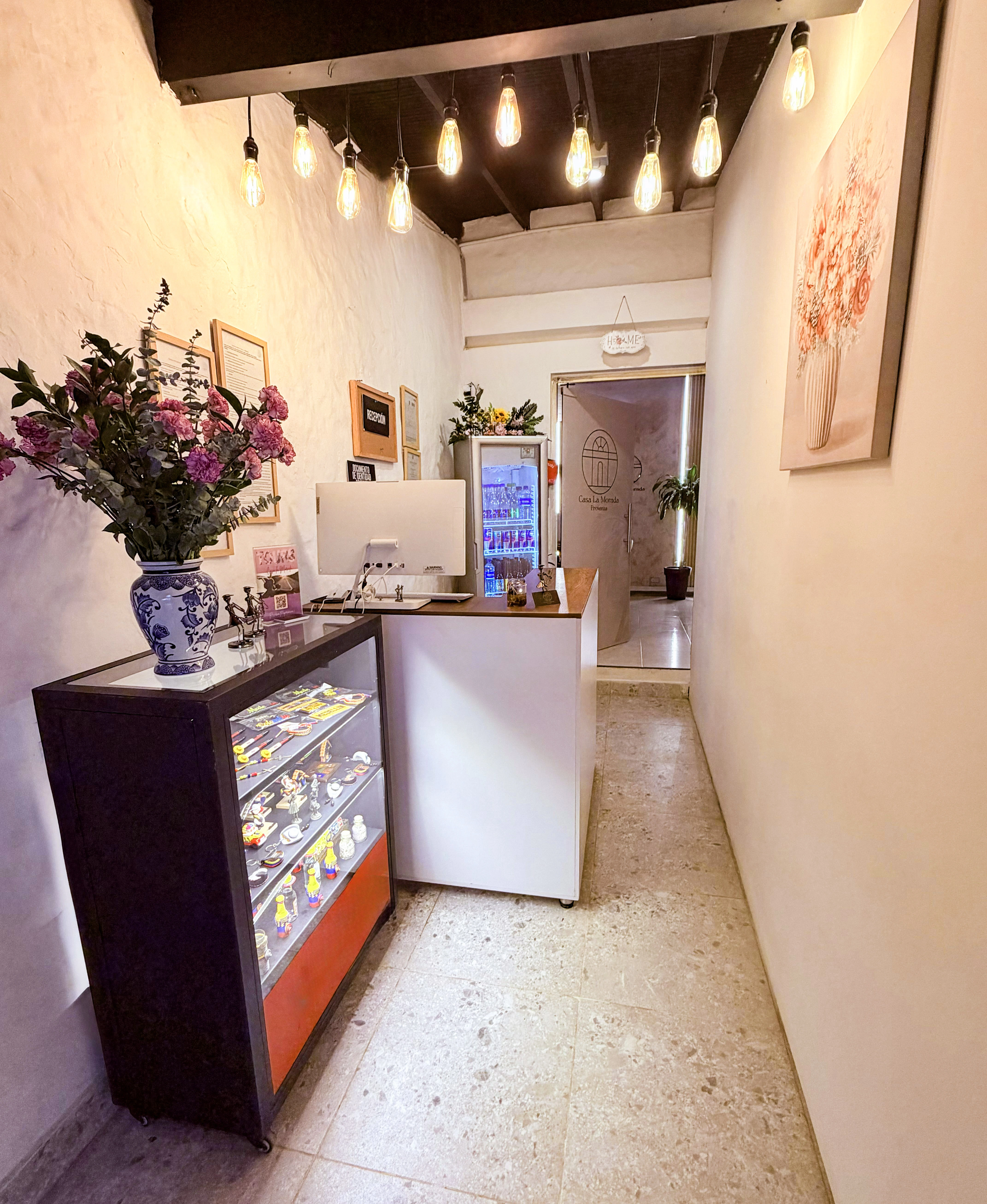 Habitación Sepia con dos camas y arte artesanal colombiano